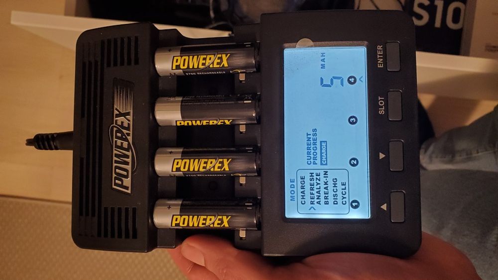 Incarcator acumulatori AA R6 profesional Powerex MH-C9000 baterii blit