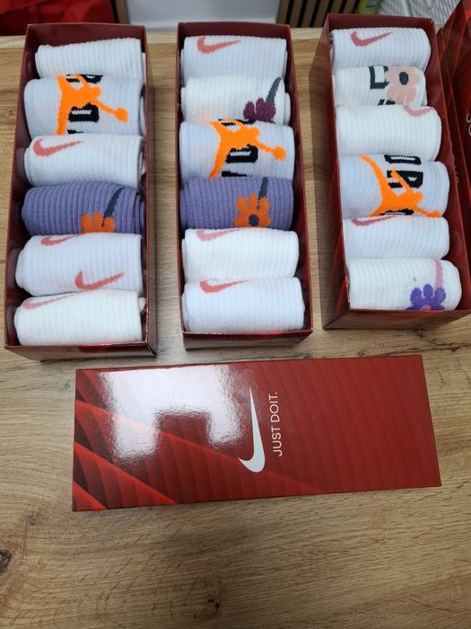 Високи чорапи , може и в кутия може и в стек