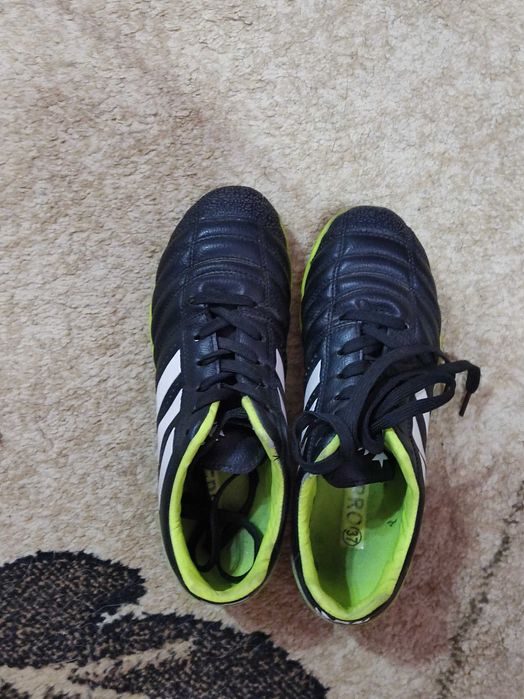 Продаются две пары детских футбольных бутс