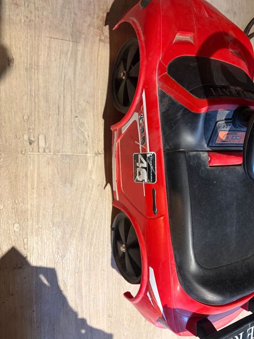 Червена кола мазерати