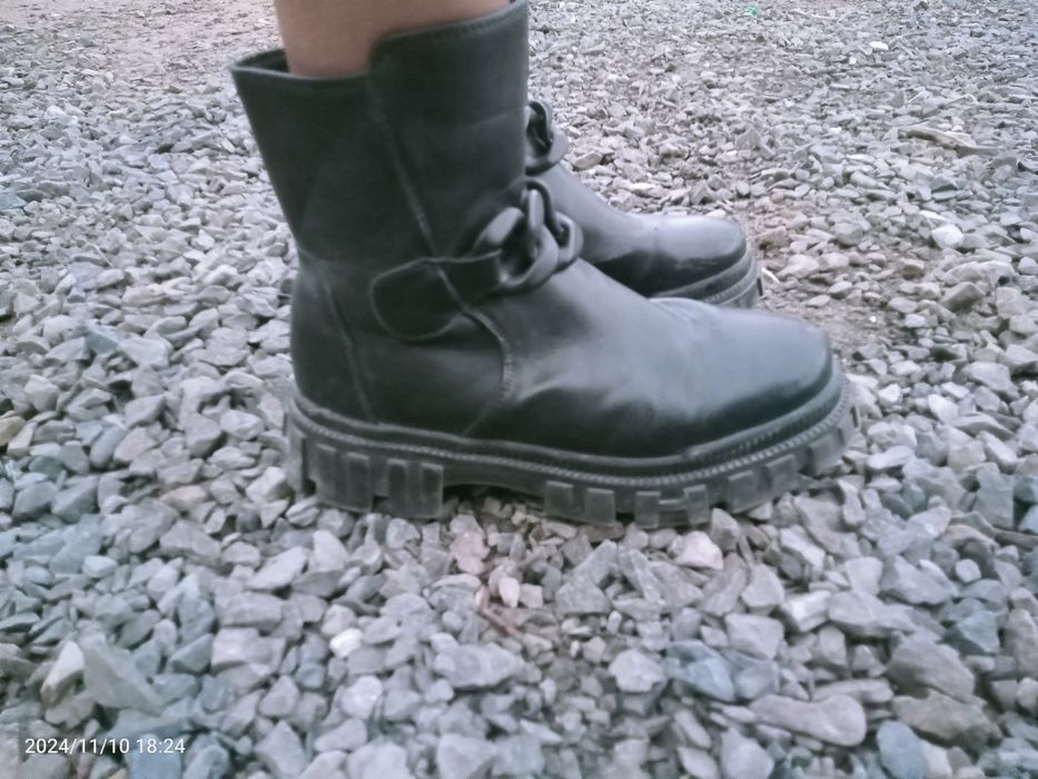 Аяқ киімдер сатылады