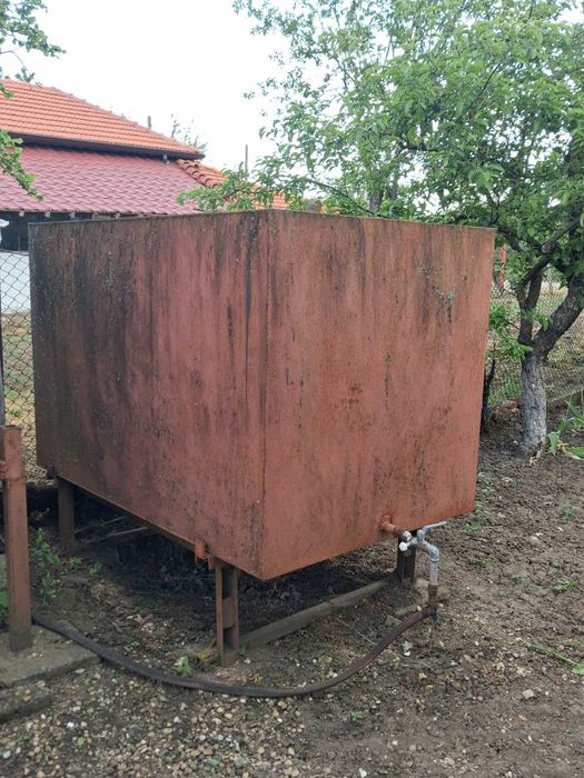 Продавам метална цистерна