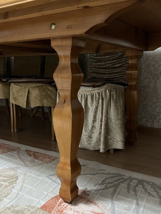 Стол из дерева для зала