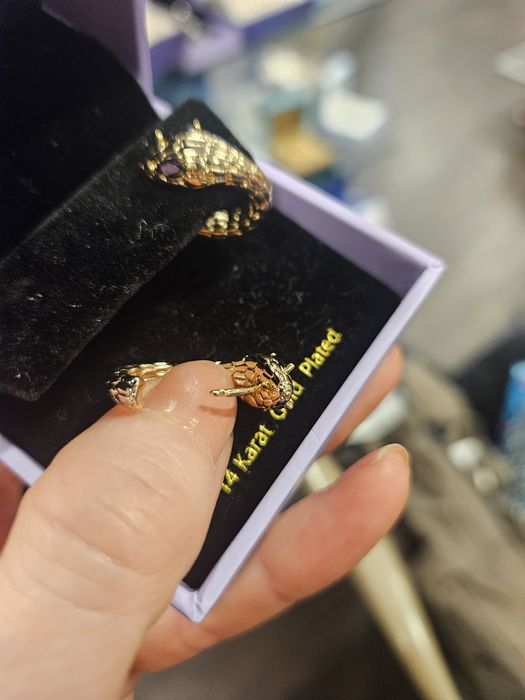 Златисти обеци змии – стилни и ефектни