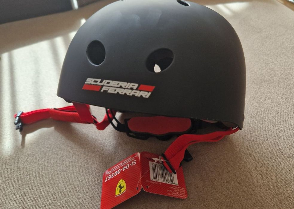 Черна каска Ferarri с ПОДАРЪК
