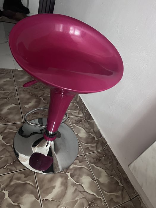 Scaun  rotativ potrivit pentru a sta confortabil