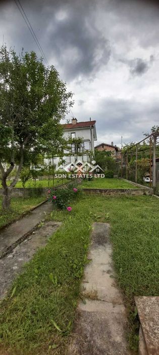 Продава монолитна къща в село Средногорово