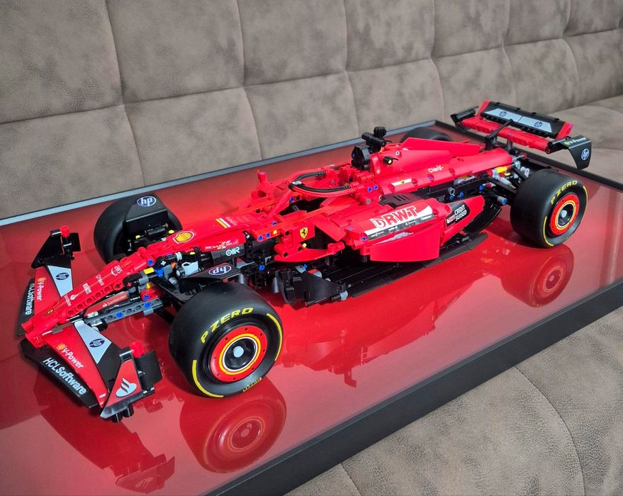 Лего Формула 1 Ferrari SF-24 + рамка держатель