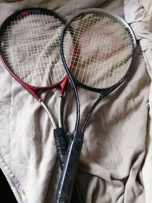 Тенисная ракетка.