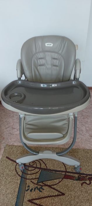 Срочно продам коляску и стульчик для кормления.