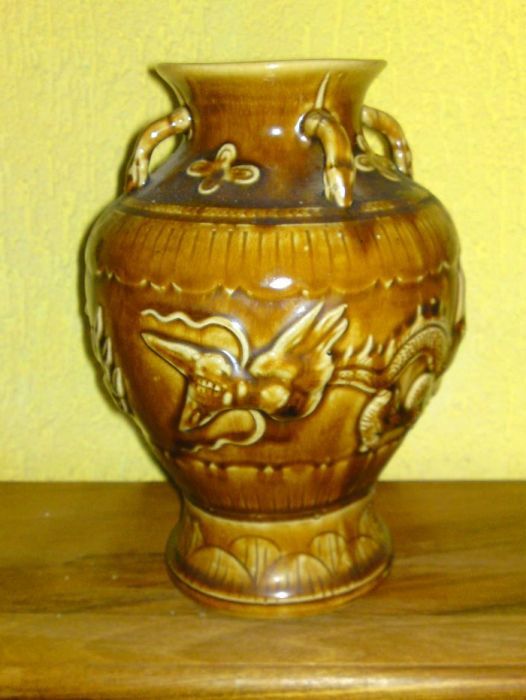 Продавам много красива Японска ваза с драконови мотиви