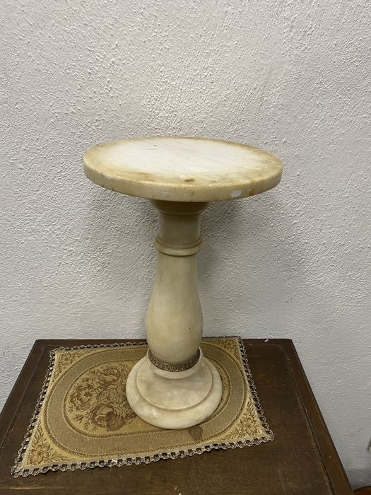 Италианска мраморна колона поставка за цветя