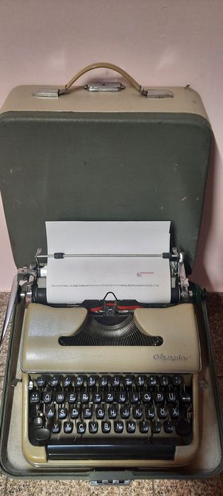 Mașină de scris Olympia SM4 impecabilă