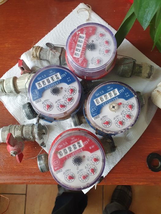 Vând Vând cinci repartitoare romstal noi 100 lei și patru apometre