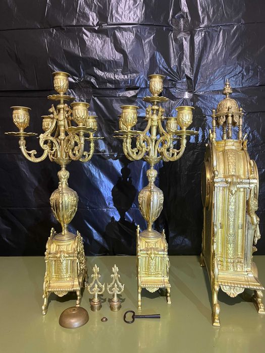 Автентичен френски каминен часовник триптих в стил Louis XVI – позлатен бронз (Ormolu), ХIХ век (1880-1890 г.)