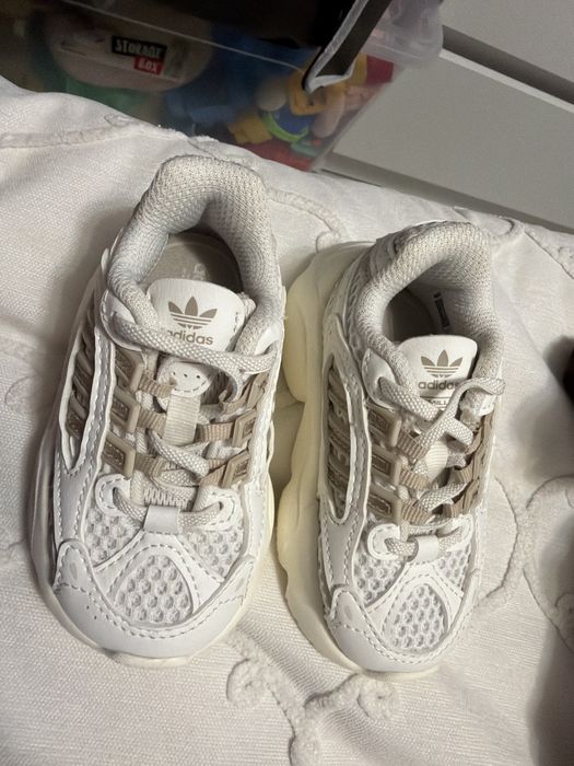 Новый оригинал adidas кросовки для ребенка . 20 размер .