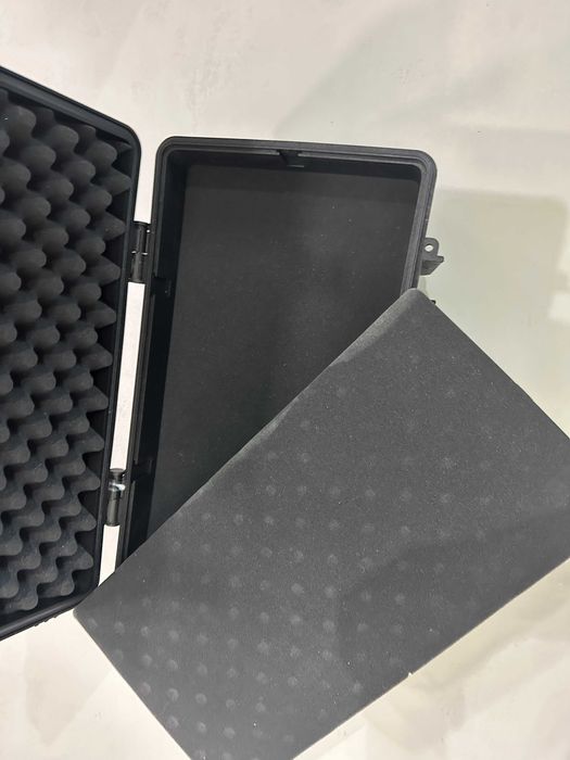 Valiza rigida foto-video AmazonBasics mare, cu roti, burete intact
