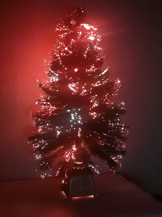 Ёлку новогоднюю - продам.