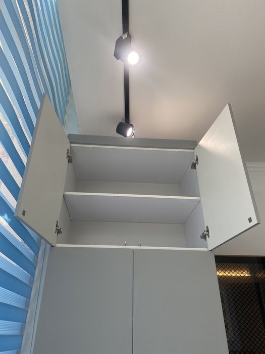 продаётся шкаф для прихожки. обрацец витрина.