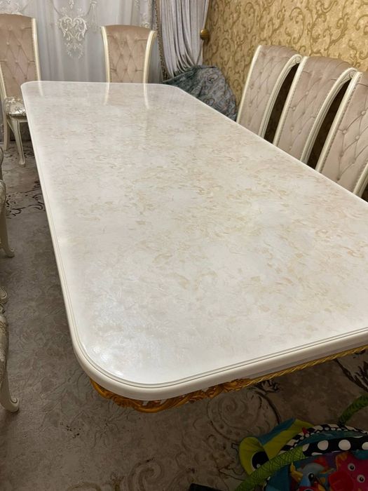 Стол для гостиной новый