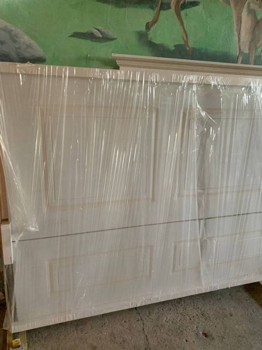 продаётся новая деревянная дверь