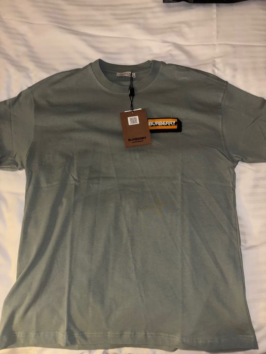 Vând tricouri! Mai multe modele, mărimile sunt limitate. Vând șosete!