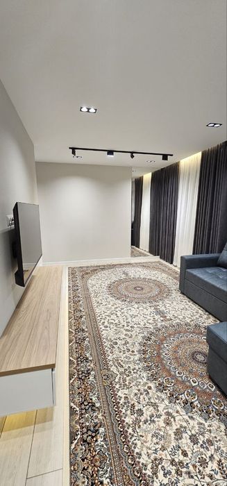 Аренда 1/1/5 Буюк ипак йули, Художник