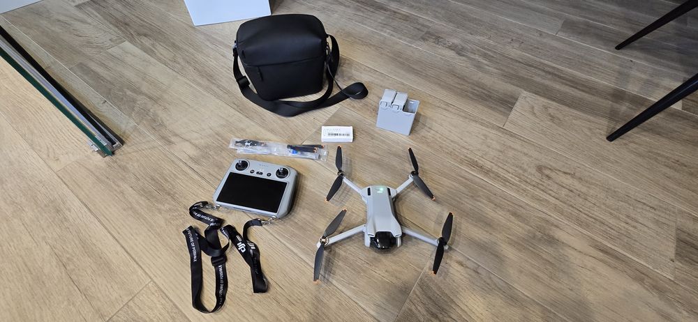 Drona DJI Mini 3 Fly More Combo + Smart Controller