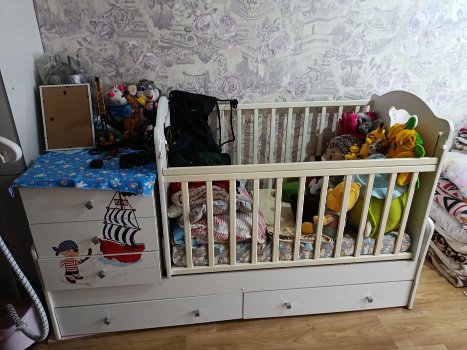 Кровать детская с маятником