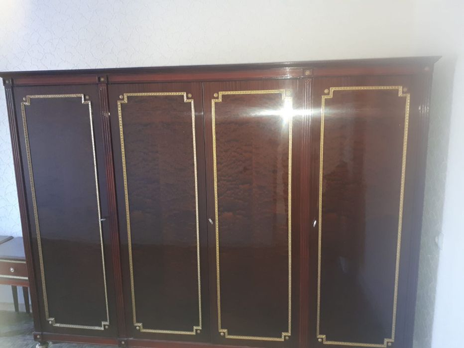 Продам шифонер  с тумбами и зеркалом