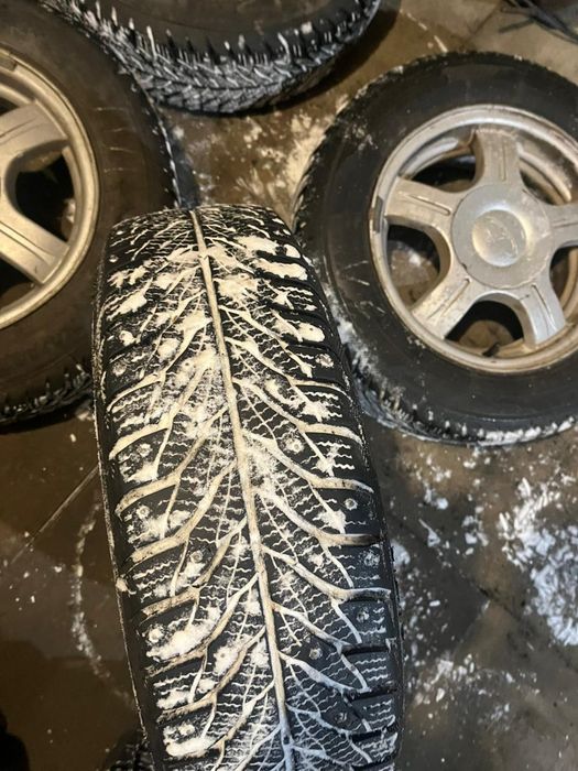 Шины на  зимние  с шипами