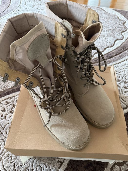 Vând bocanci militari