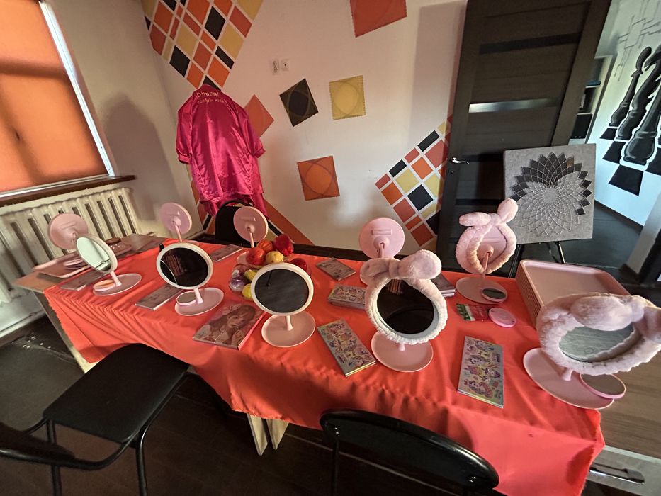 Шкаф, парта, гүл