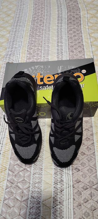 Продавам 2 чифта работни обувки