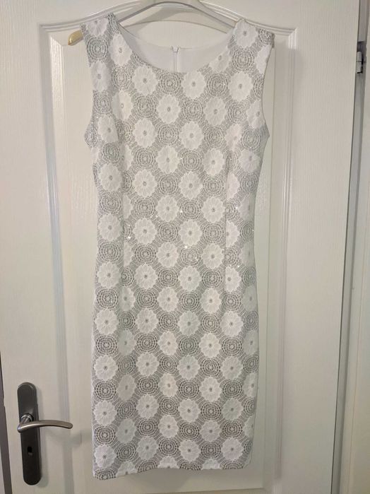 Официална бяла рокля с лек брукат