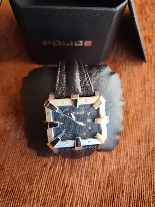 Часовник Police нов