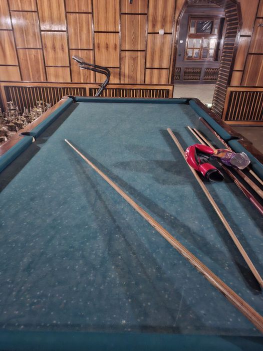 Billiardniy stol sotiladi mramrli