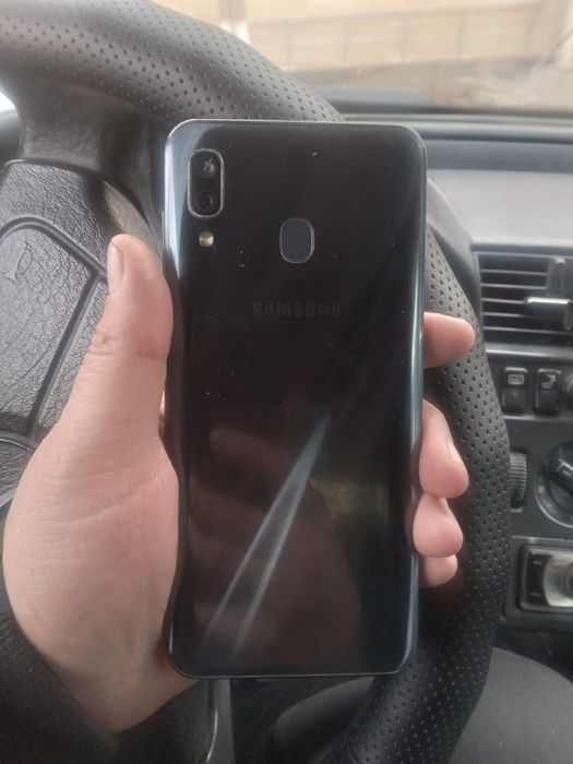 Продам телефоны.