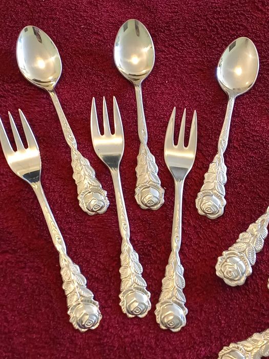 Десертни прибори с рози