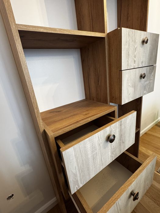 Copr de mobilier cu sertare si rafturi