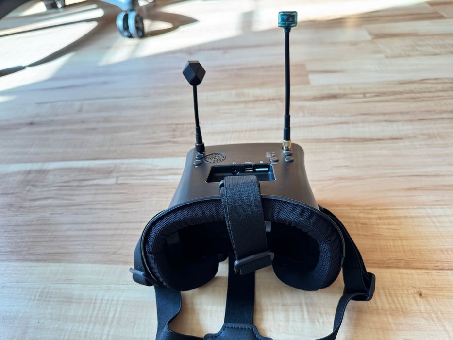 5-инчов FPV Дрон, Очила, Дистанционно и Зарядно за Батерии