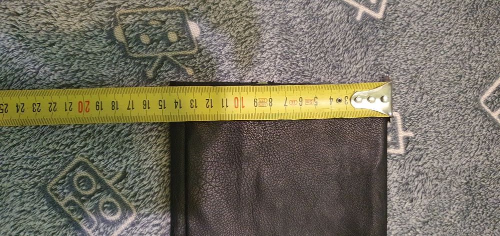 Кожен панталон с ципове на крачолите