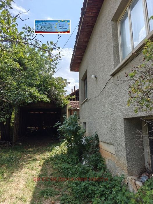 Къща в град Земен