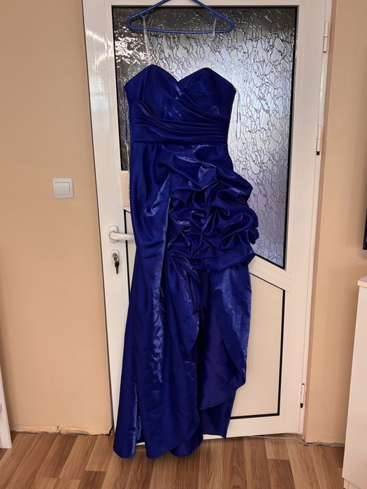 Официална роклия