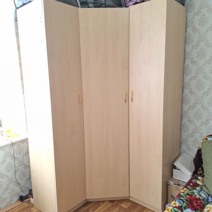 Продам 2 шкафа, стол со стульями