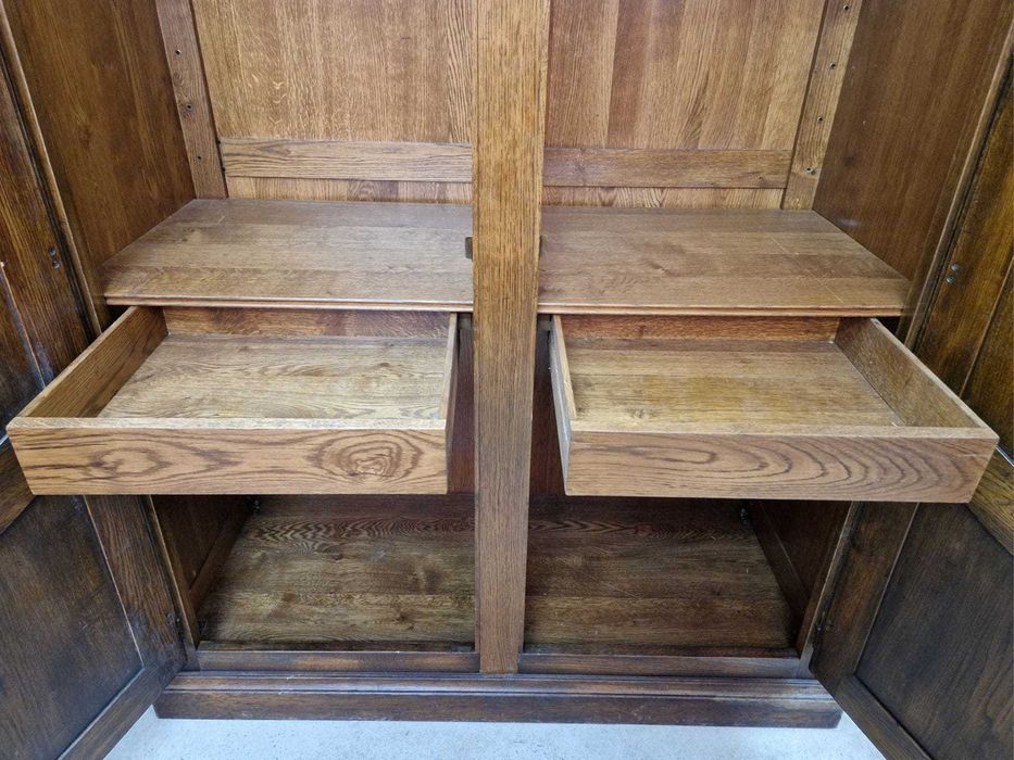 Двукрилен дъбов гардероб от пълен дъбов масив