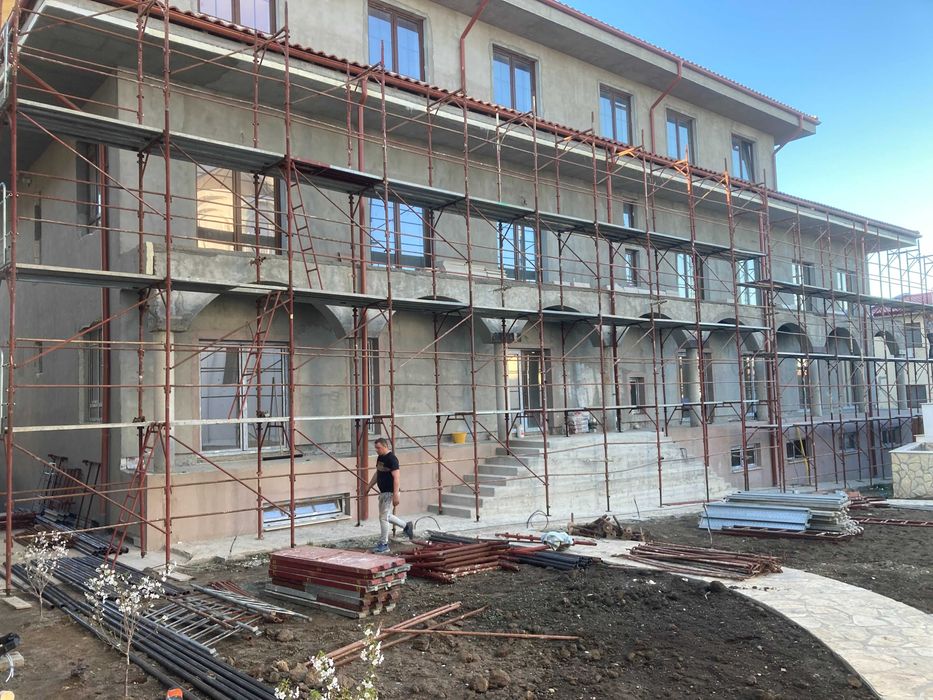 Echipă de profesioniști în construcții, anvelopări și amenajări interioare