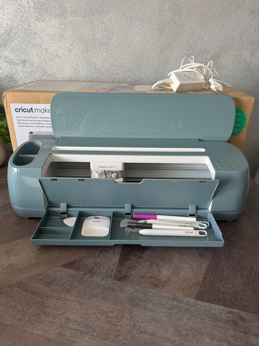 Vând Cricut Maker 4