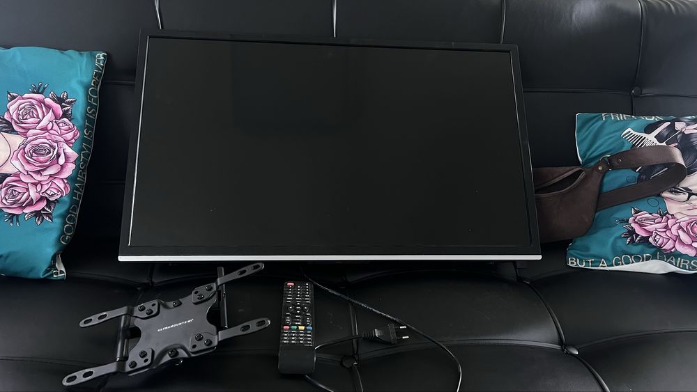 Продам телевизор с кранштейном