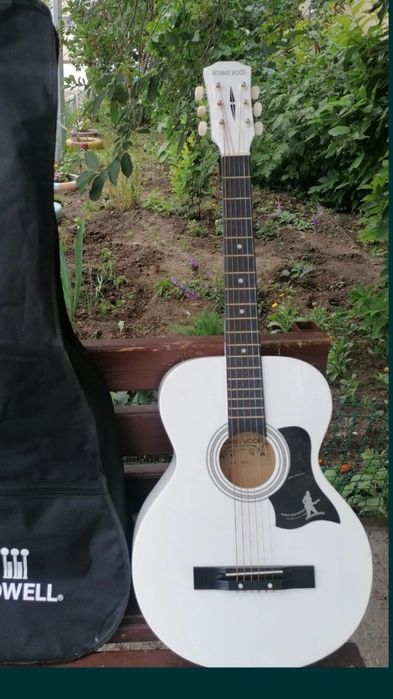 Гитара белая с чехлом